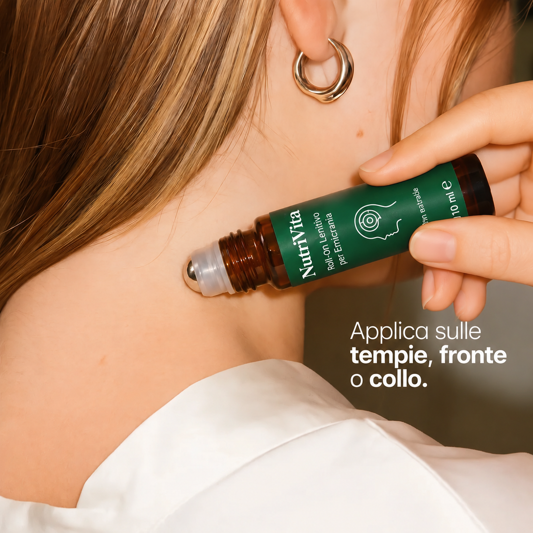 Una donna applica il roll-on NutriVitta sul collo, sotto l'orecchio